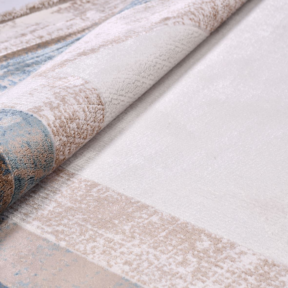 Viscose Area Rug – Machine Made Rug With Beige Frame & Overlocked Edge