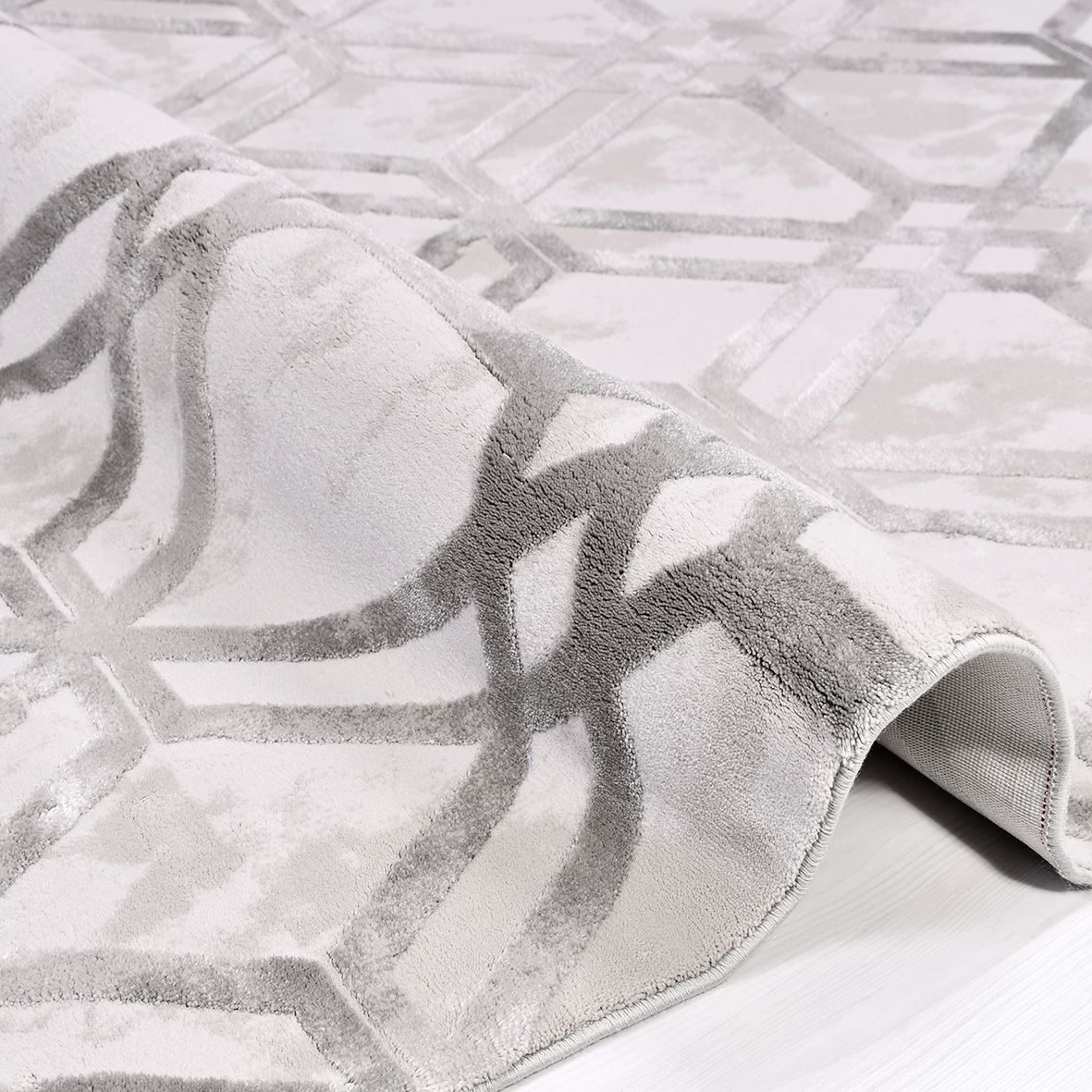 Geometric Bamboo Area Rug – Machine Made Grey Viscose Carpet With Overlocked Edge