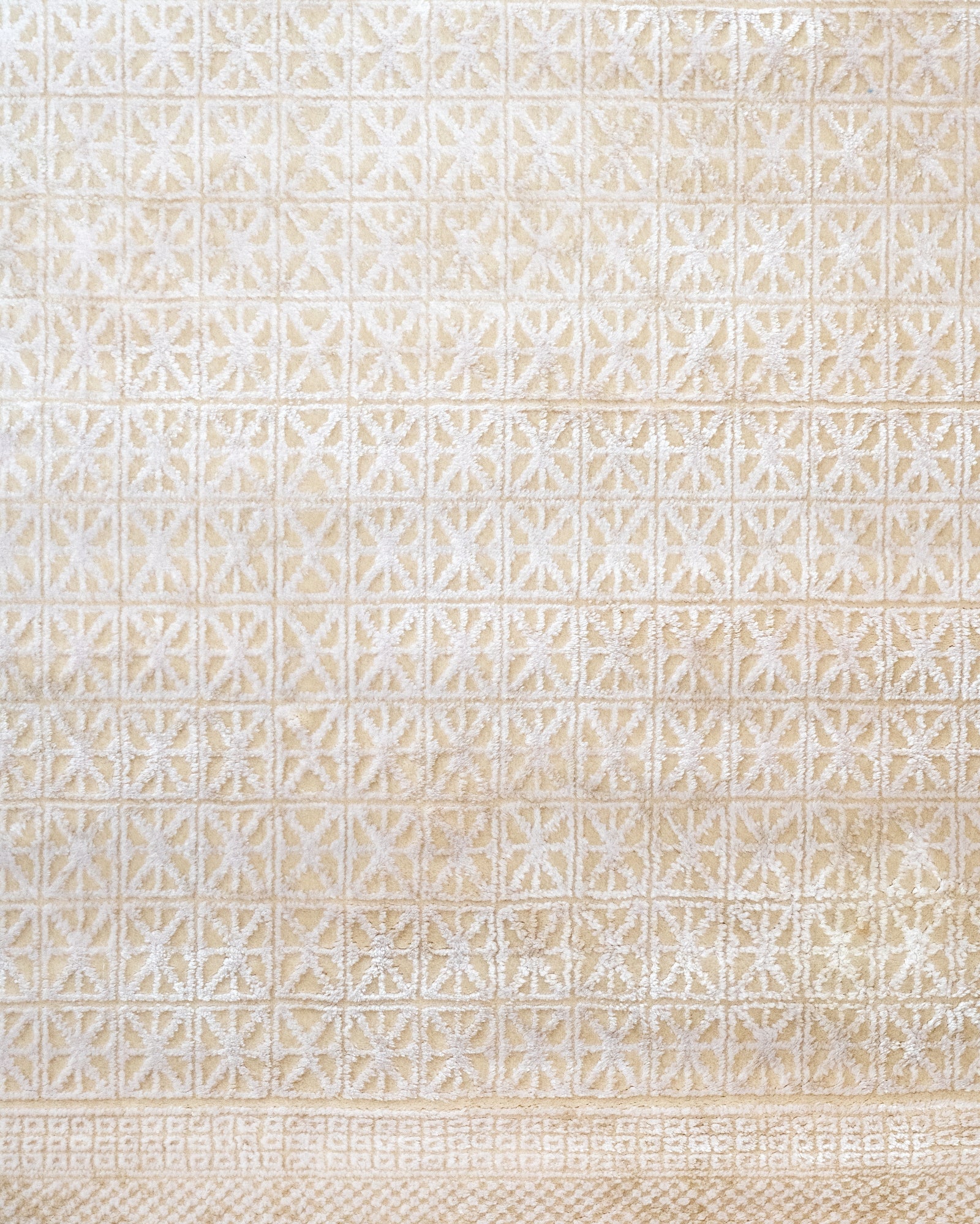 Viscose Area Rug – Machine Made Cream Frame Carpet With Fringed Edges