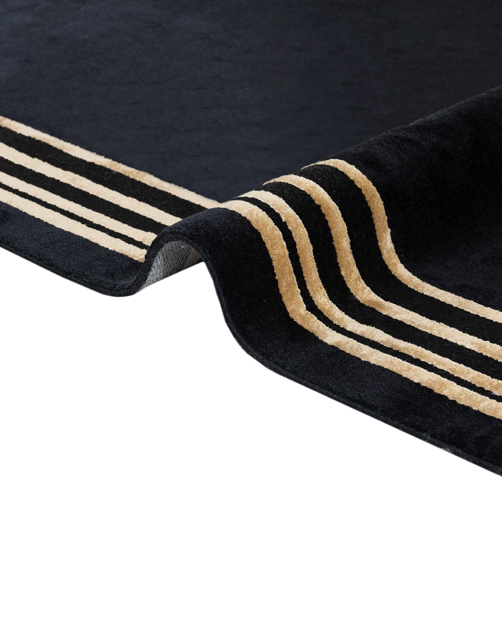 Viscose Area Rug – Black Frame Machine Made Rug With Fringed Edge