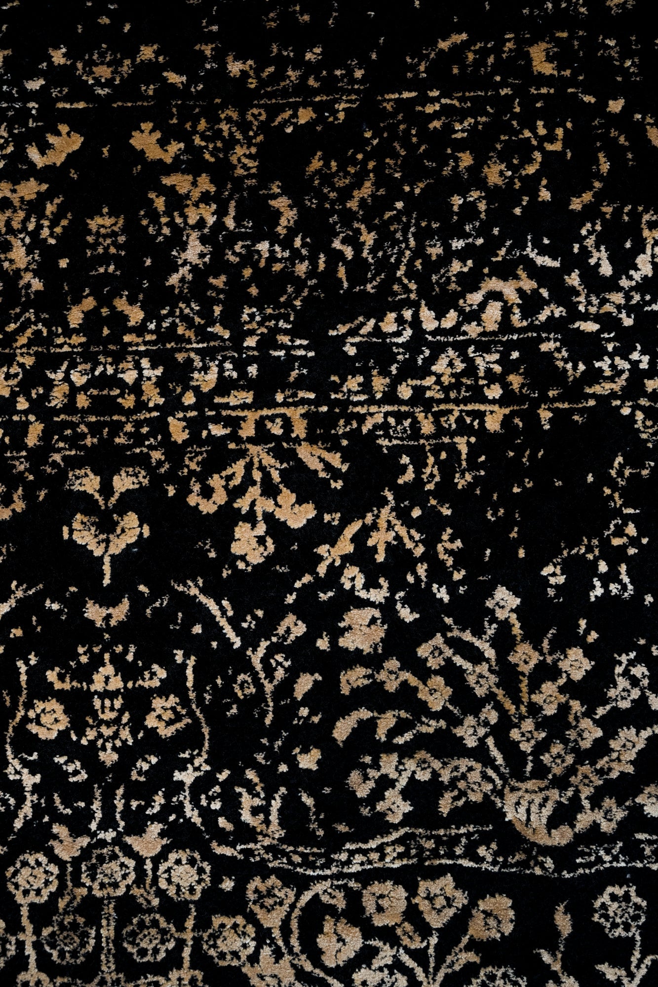 Vintage Viscose Area Rug – Black Machine Made Rug with Fringed Edges