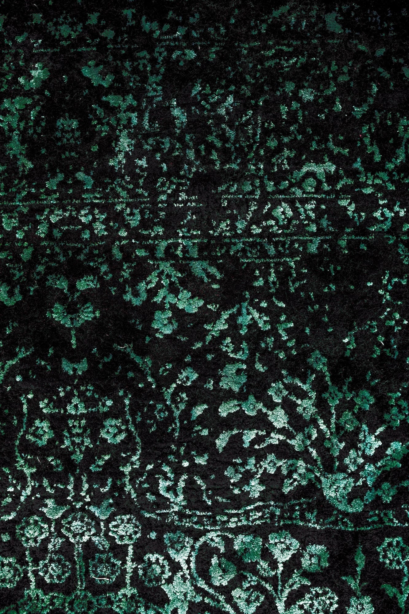 Vintage Viscose Area Rug – Machine Made Green Carpet with Fringed Edges