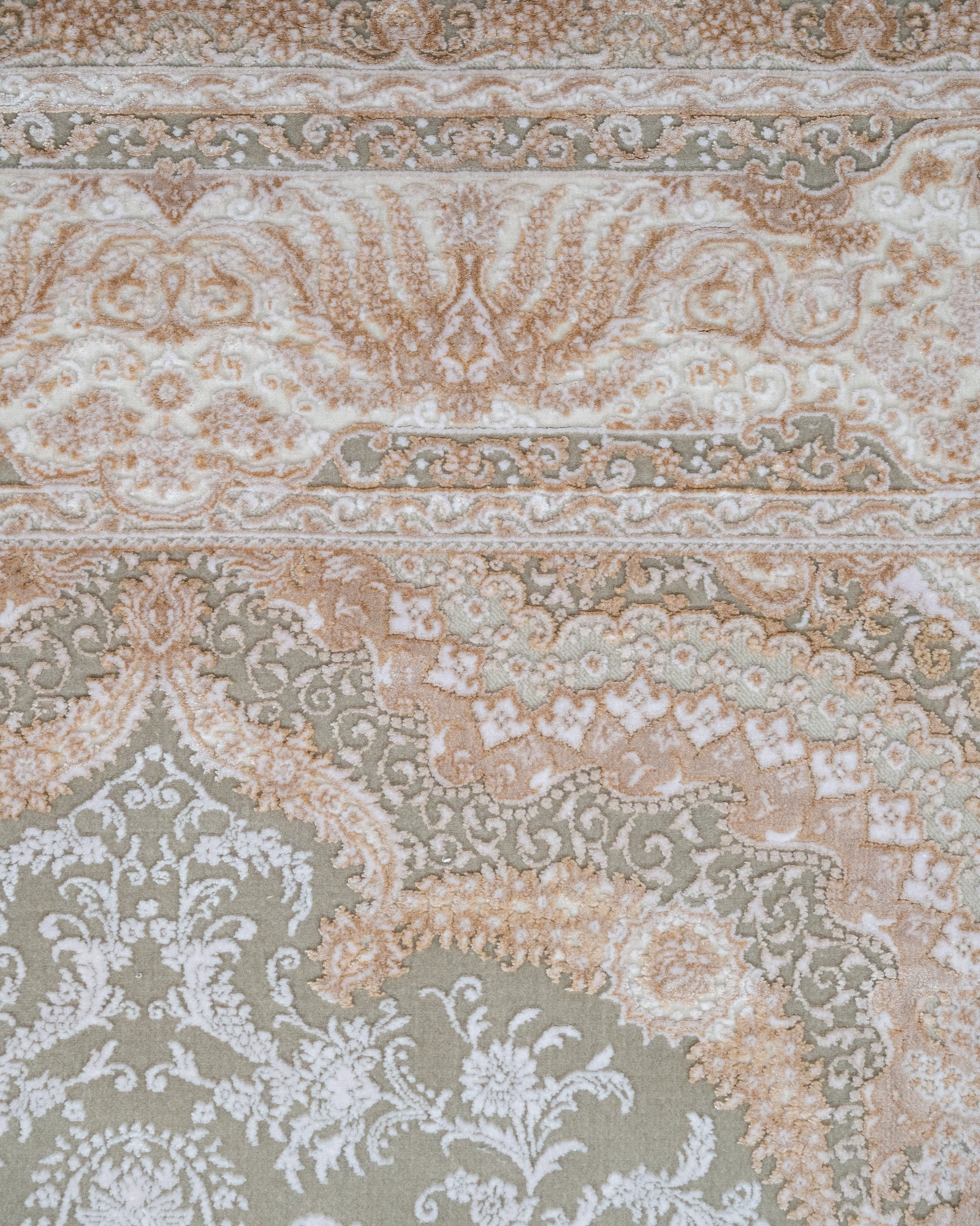 Classic Viscose Area Rug – Machine Made Cream Carpet With Fringed Edges