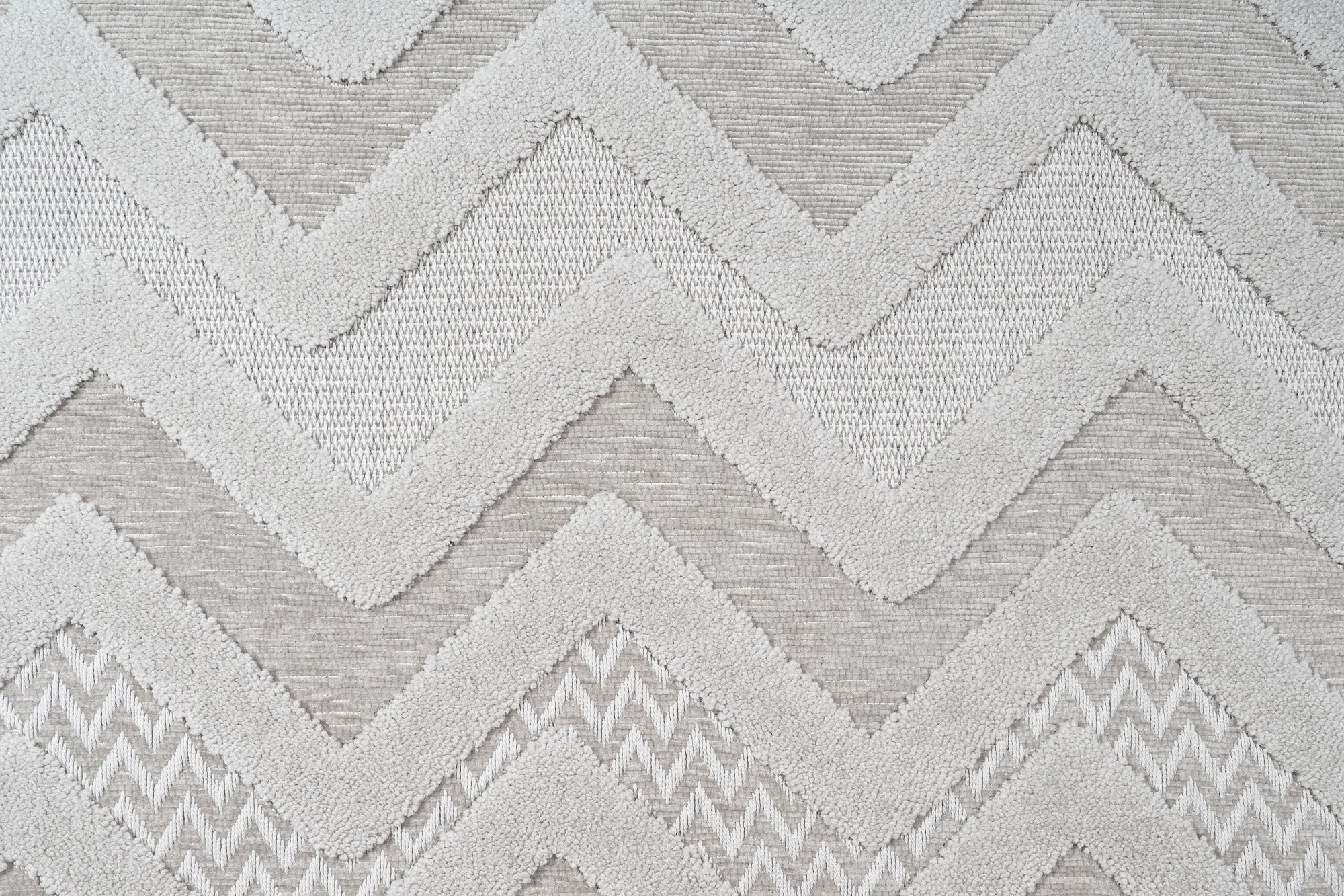 Grey Chenille Area Rug - Machine Made Zigzag Pattern Rug With Cotton Base