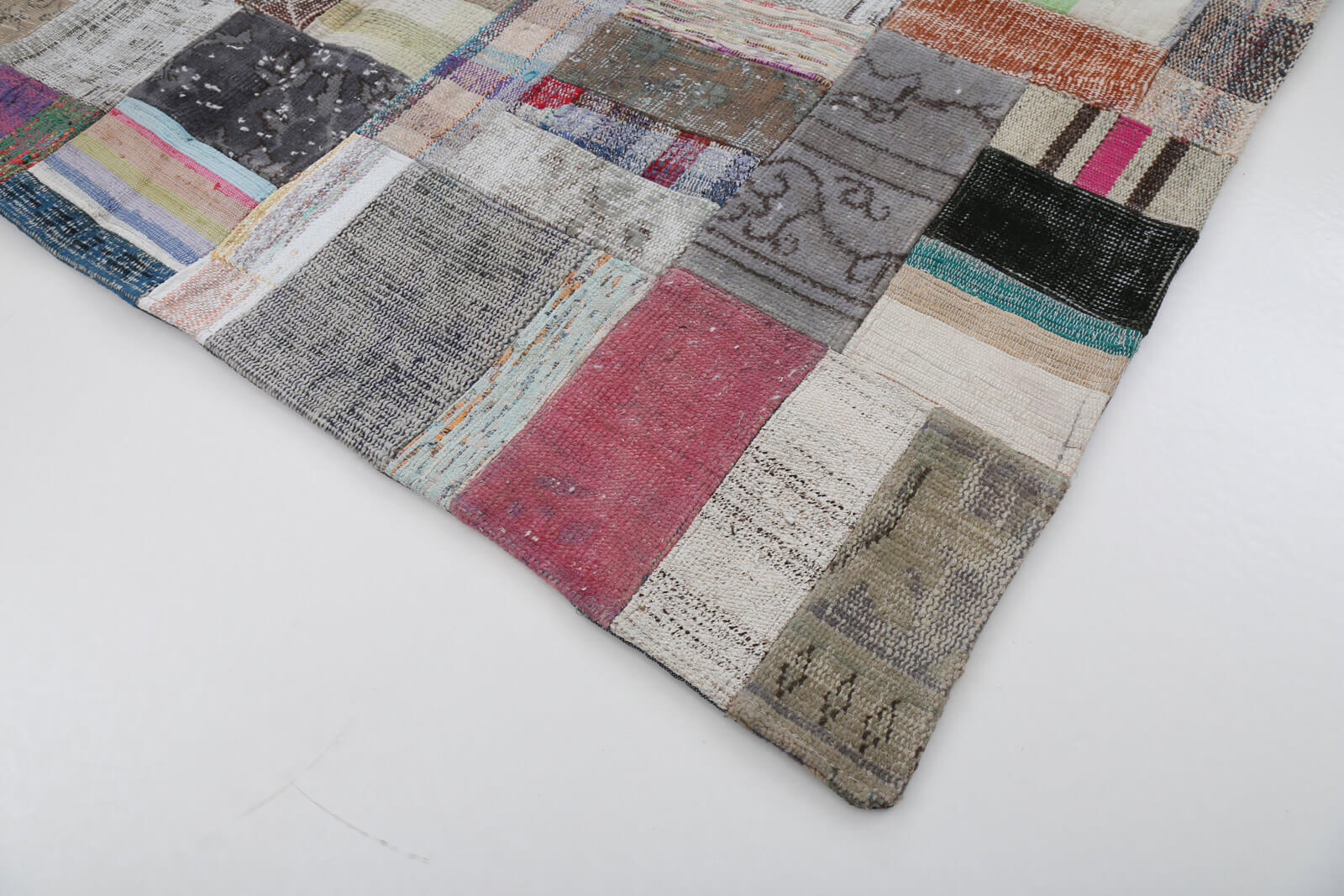 Handmade Wool Area Rug – Grey Patchwork Style Cotton Wool Rug 5'7" x 7'11"
