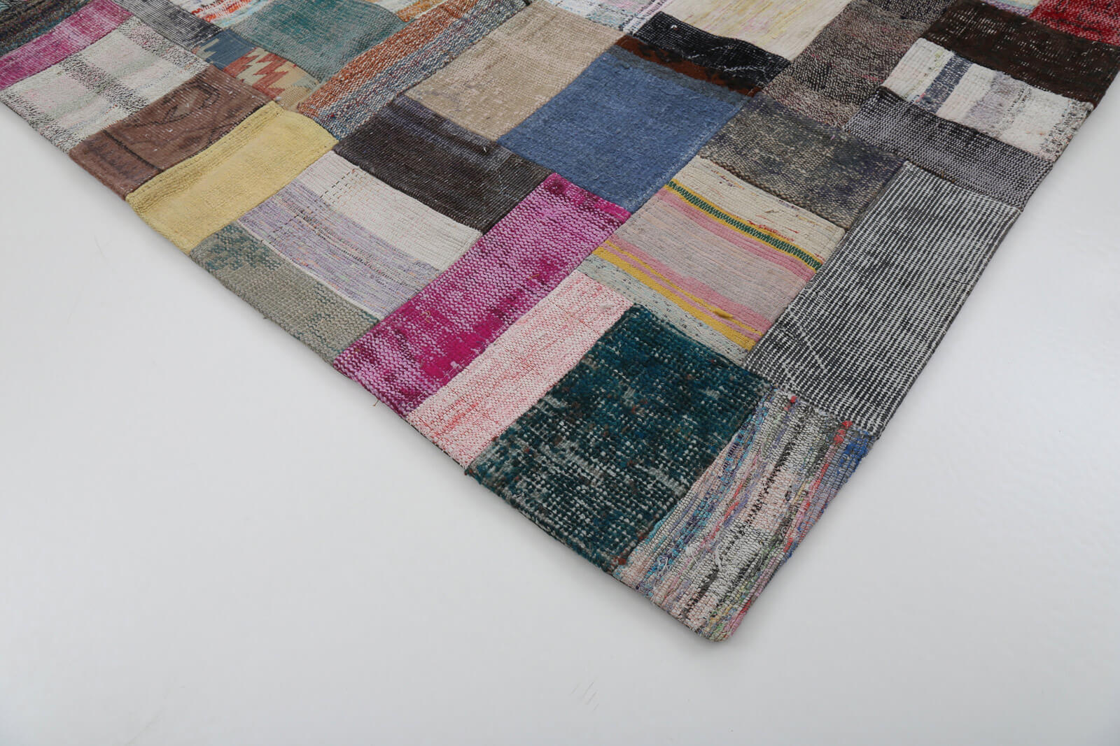 Handmade Patchwork Rug - Kirk Yama Grey Cotton Wool Area Rug 5'7''x7'11''