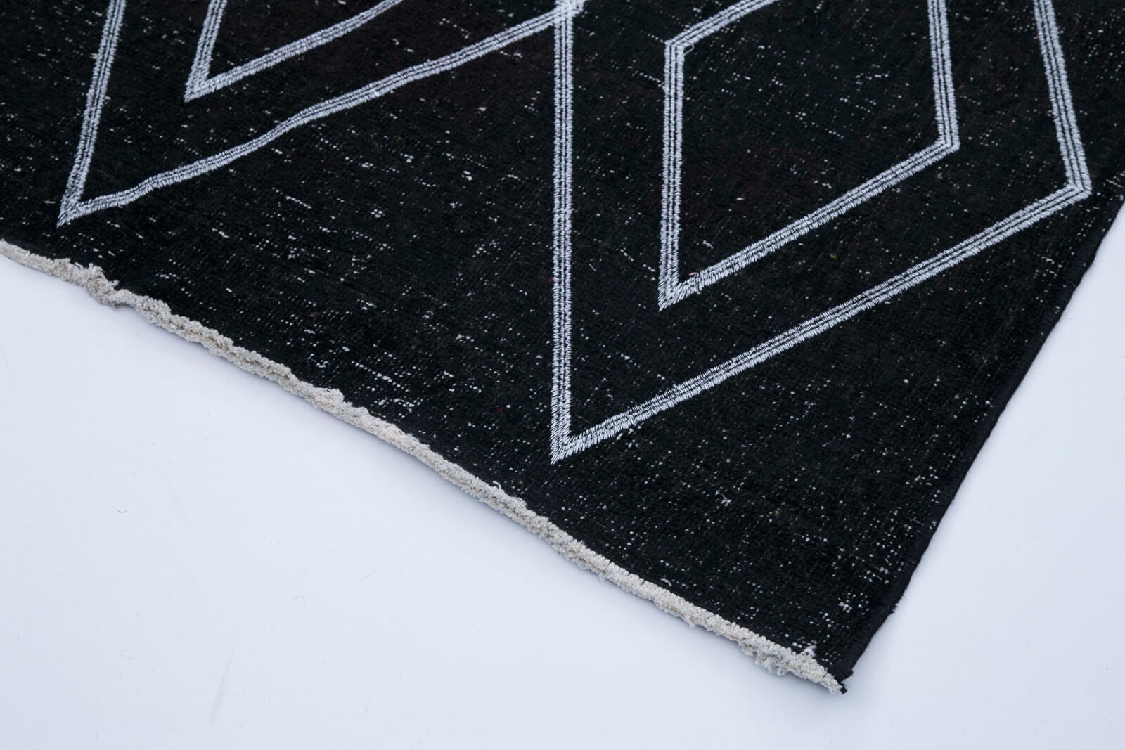 Handmade Geometric Rug – Black Area Rug 5'0'' x 10'10'' Cotton Wool, Durable & Soft