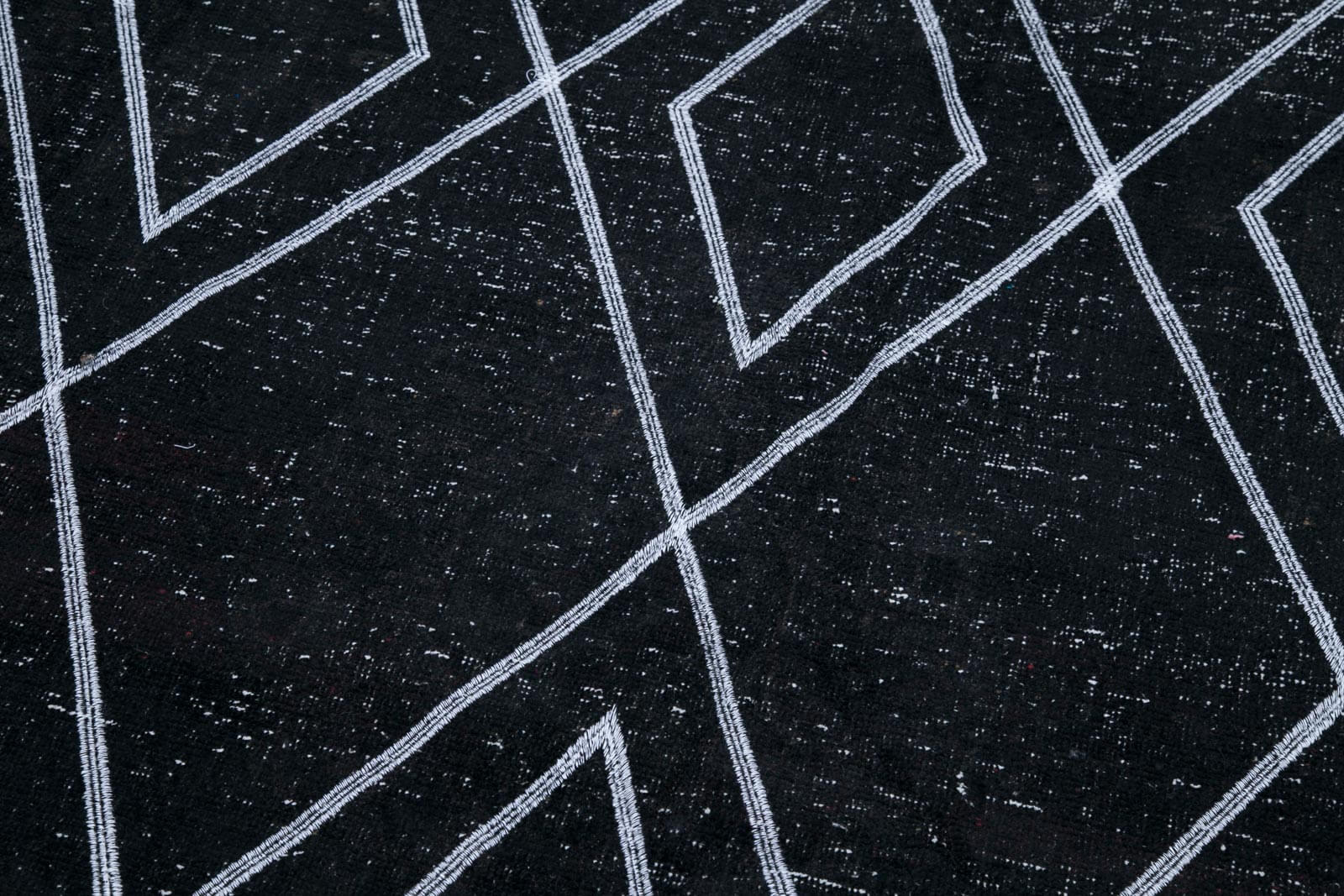 Handmade Geometric Rug – Black Area Rug 5'0'' x 10'10'' Cotton Wool, Durable & Soft