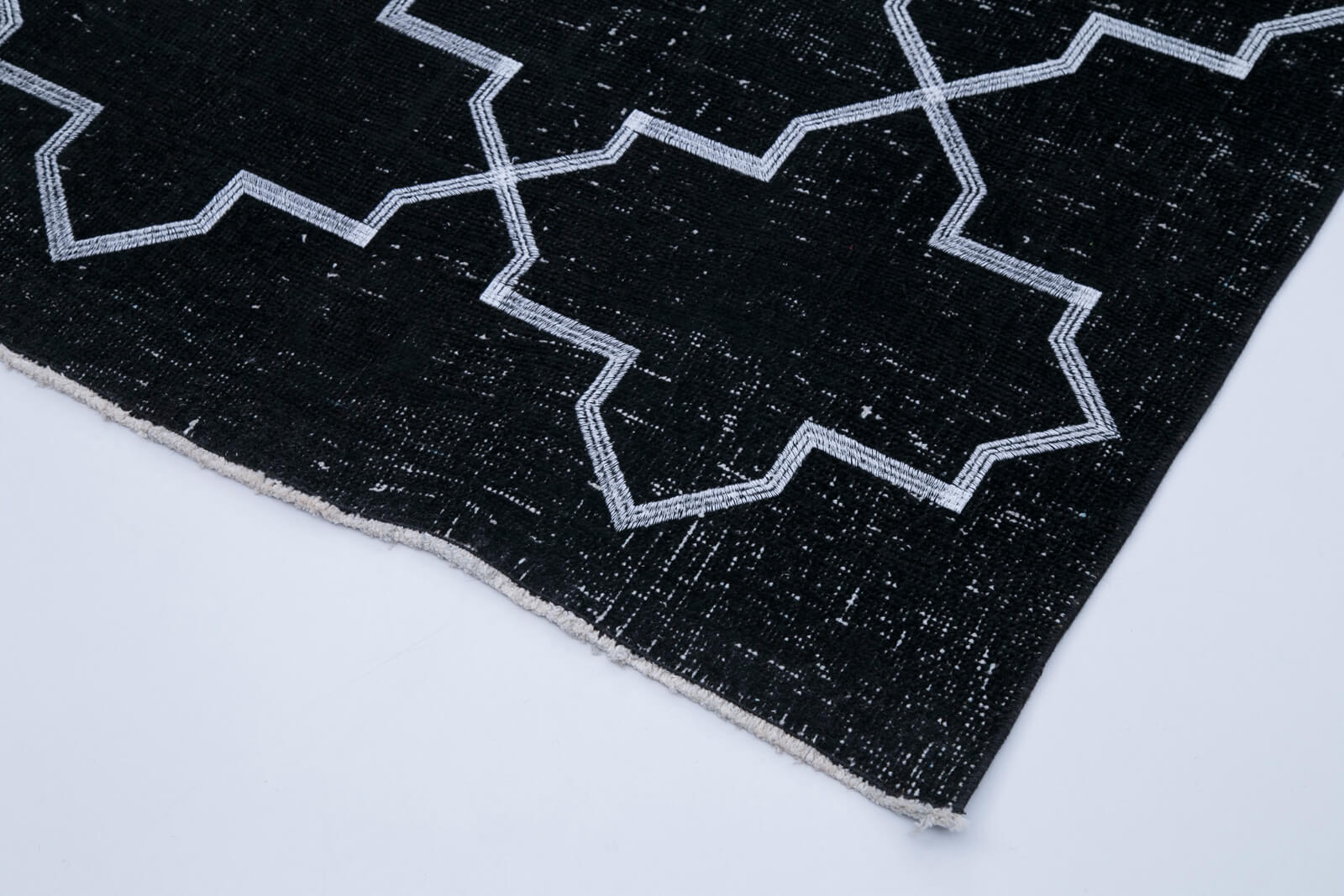 Handmade Wool Area Rug – Black Geometric Cotton Wool Blend Rug 4'9'' x 12'9''