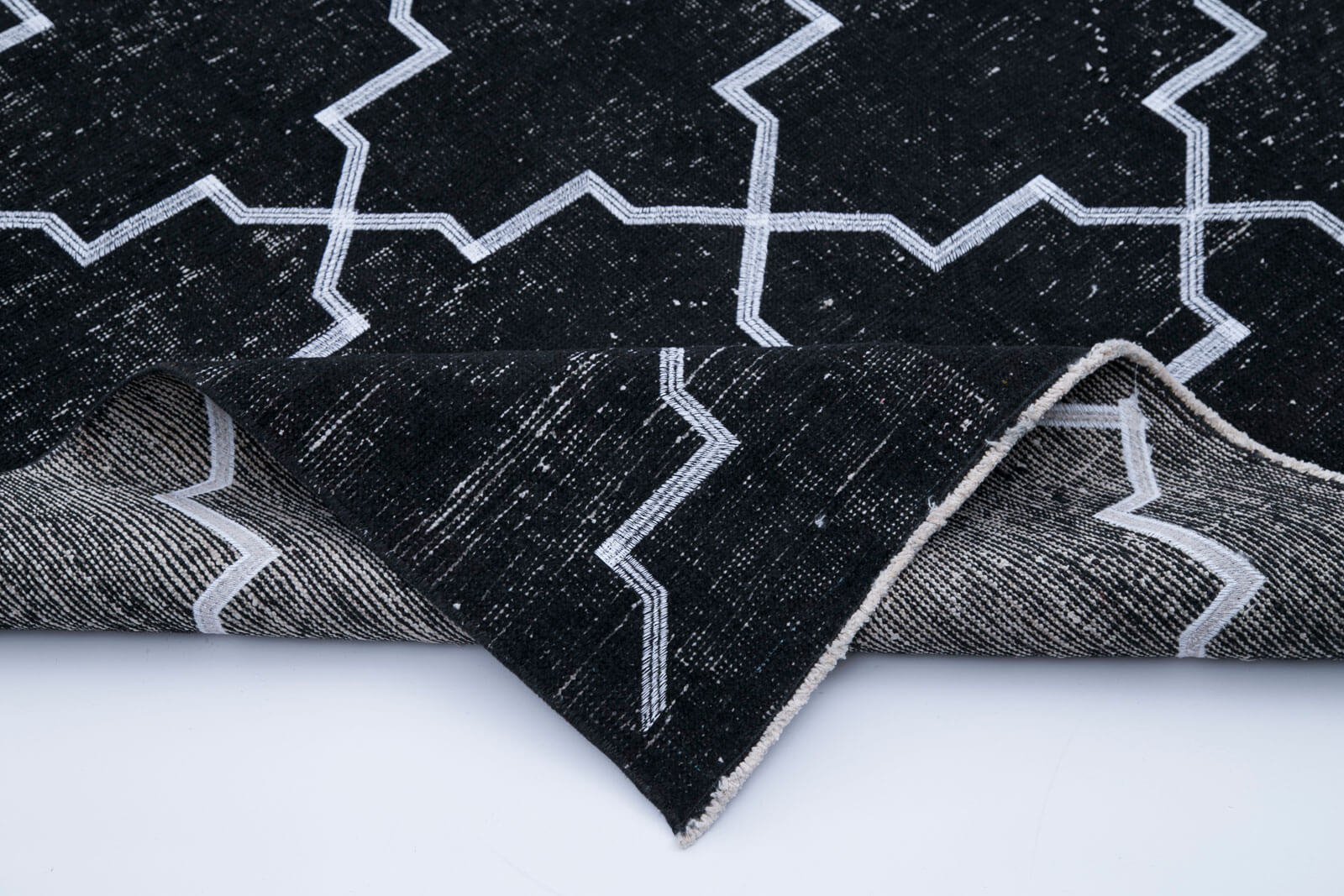 Handmade Wool Area Rug – Black Geometric Cotton Wool Blend Rug 4'9'' x 12'9''