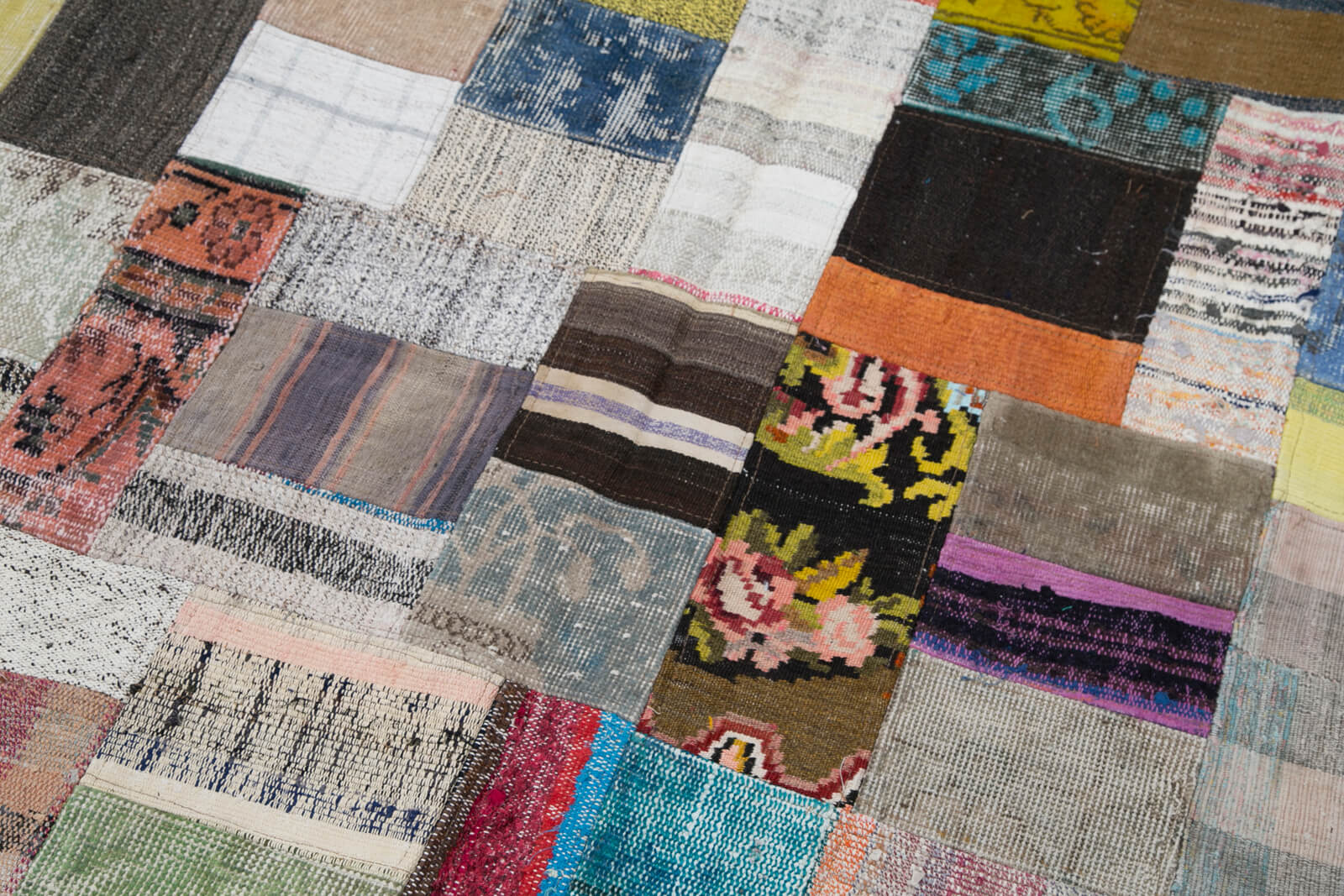 Handmade Wool Area Rug - Kirk Yama Grey Patchwork Cotton Wool Rug 5'7''x7'10''