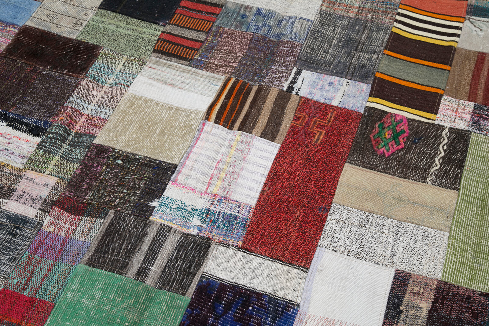 Handmade Patchwork Rug – Kirk Yama Grey Cotton Wool Blend Area Rug 6'9''x10'