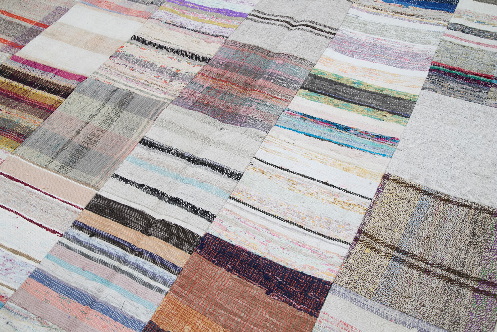 Handmade Area Rug - White Patchwork Cotton Wool Rug 6'8" x 9'11" Durable Soft Texture