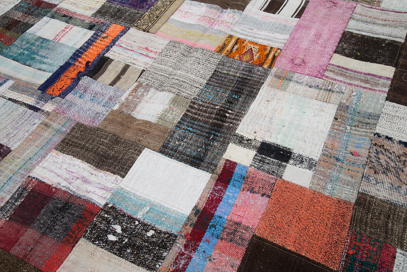 Handmade Patchwork Rug - Grey Cotton Wool 6x10 Area Rug | Durable Wool Carpet