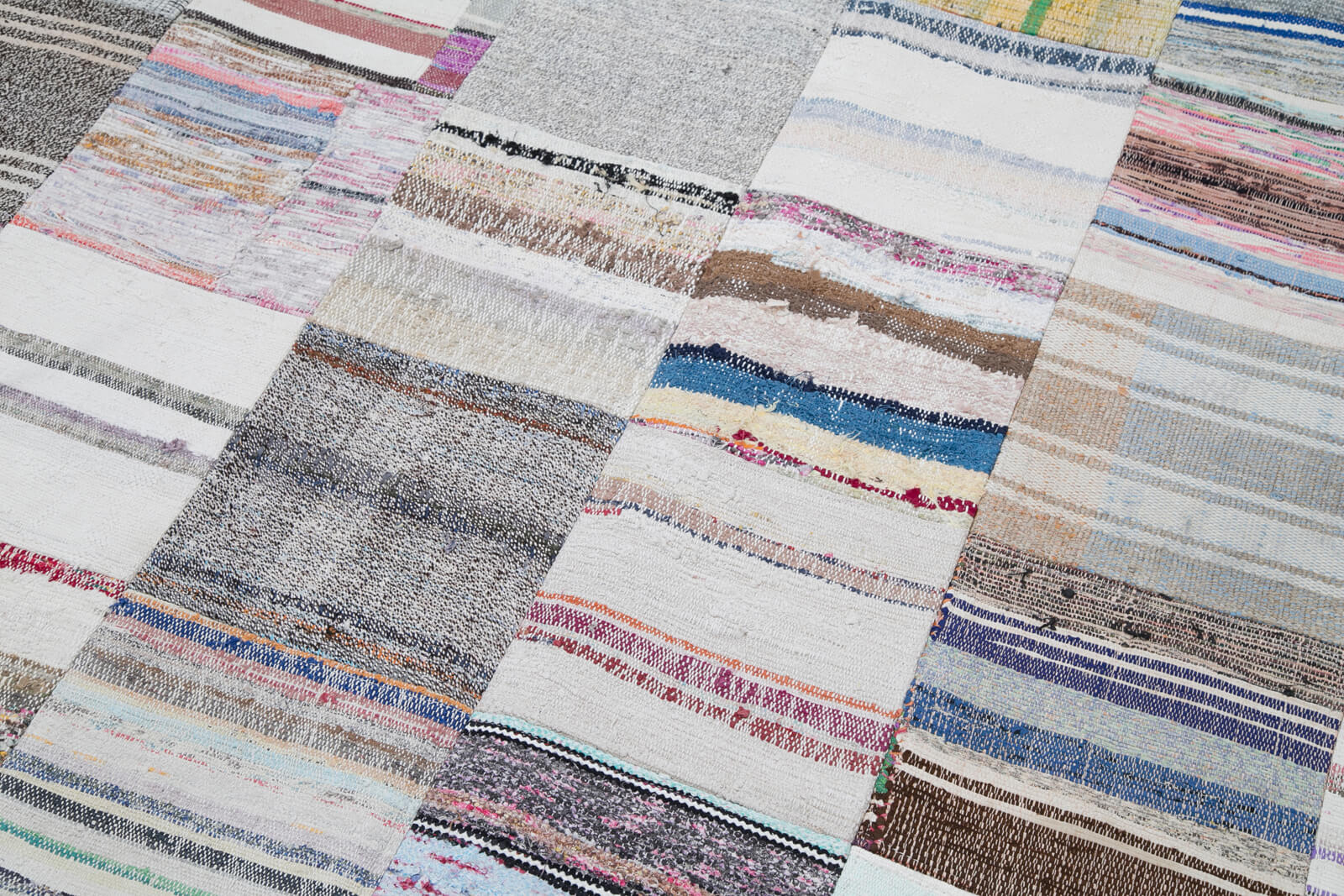 Handmade Wool Area Rug - Kirk Yama Grey Patchwork Cotton Wool Blend 8'2''x9'11''