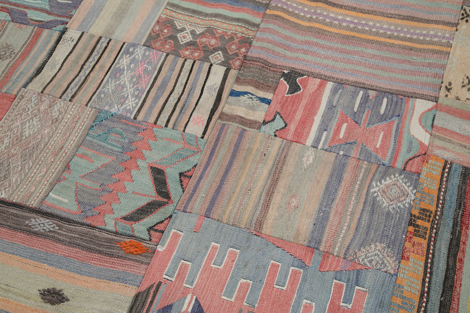 Handmade Wool Area Rug – Kirk Yama Brown Patchwork Cotton Wool Rug 6'8''x9'10''