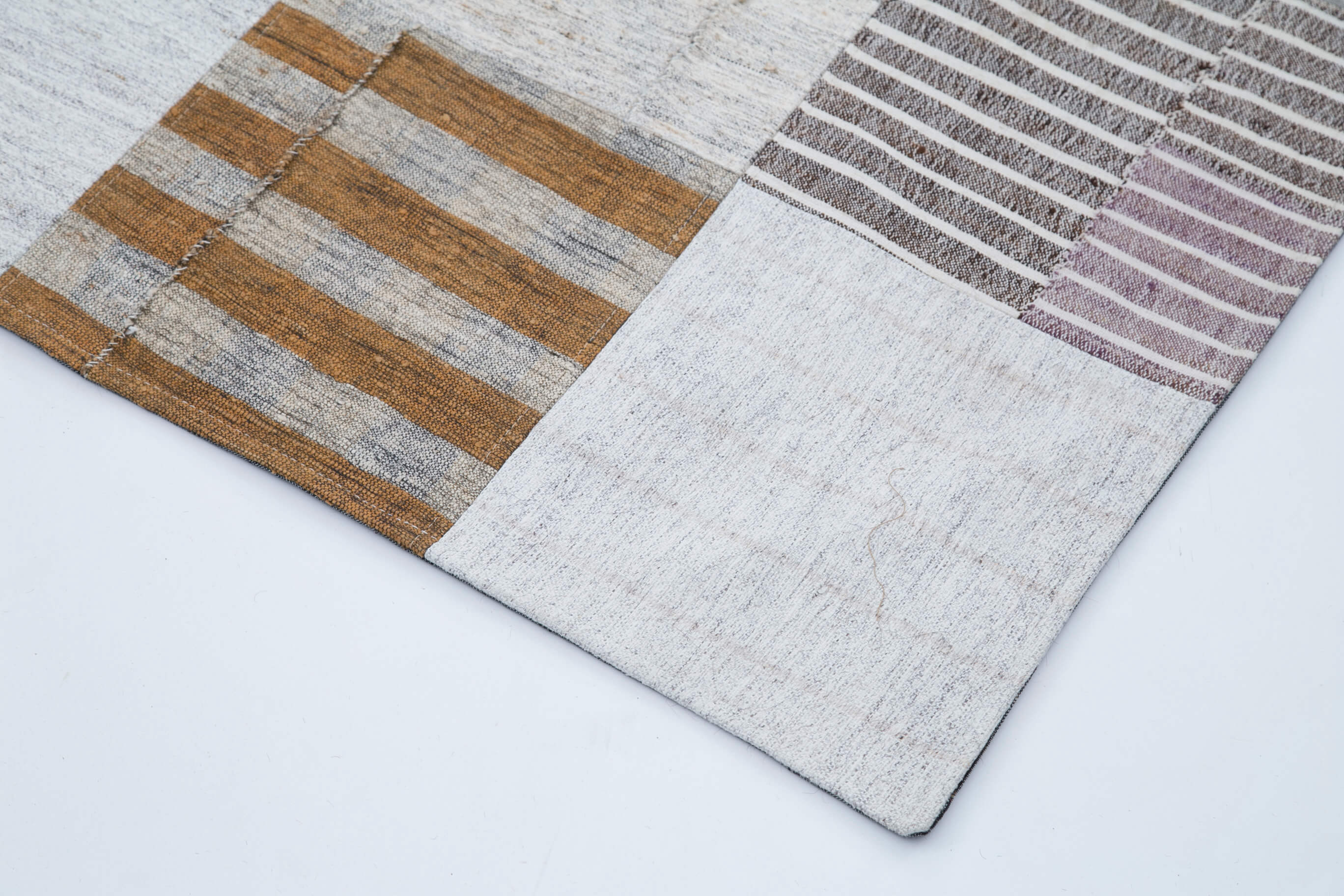 Handmade Wool Area Rug - Kirk Yama White Cotton Wool Patchwork 8x10 Rug