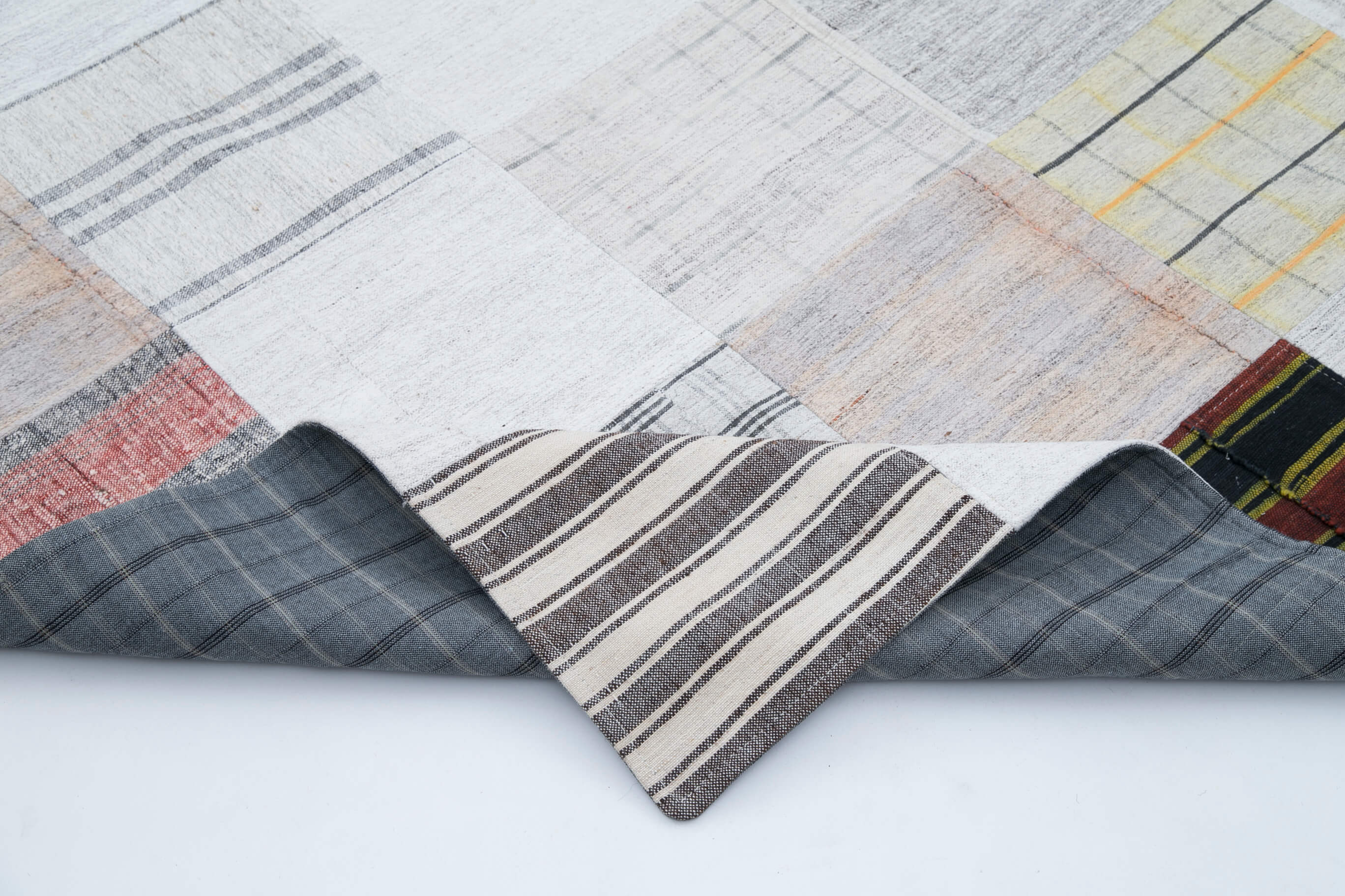 Handmade Wool Area Rug - Kirk Yama White Cotton Wool Patchwork 8x10 Rug