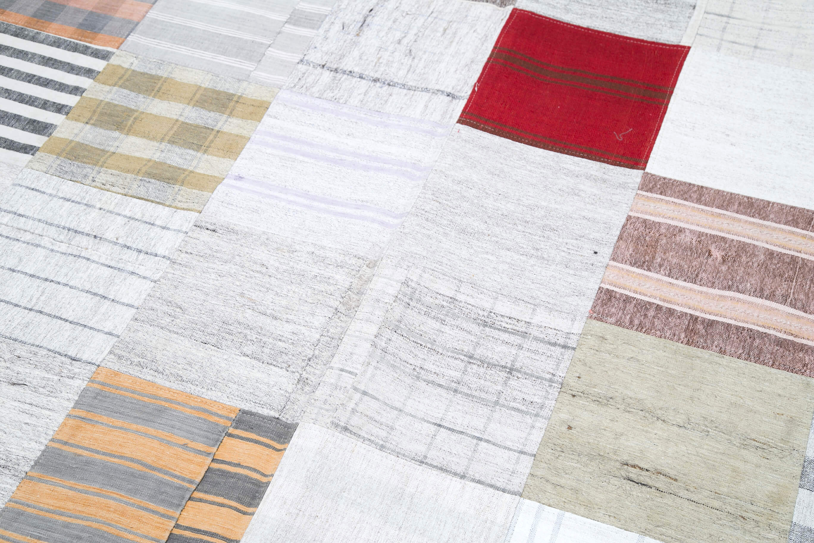 Handmade Wool Area Rug - Kirk Yama White Cotton Wool Patchwork 8x10 Rug