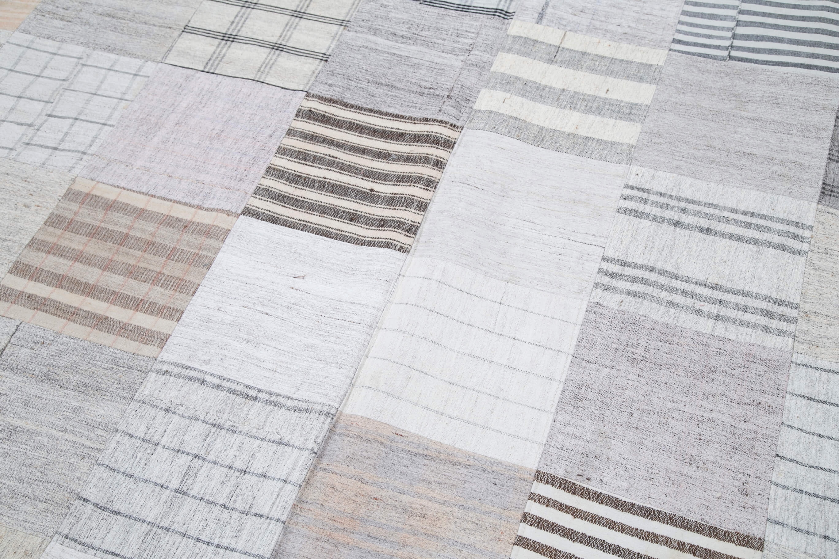 Handmade Wool Area Rug - Kirk Yama White Patchwork Style, 8x10 Cotton Wool Rug