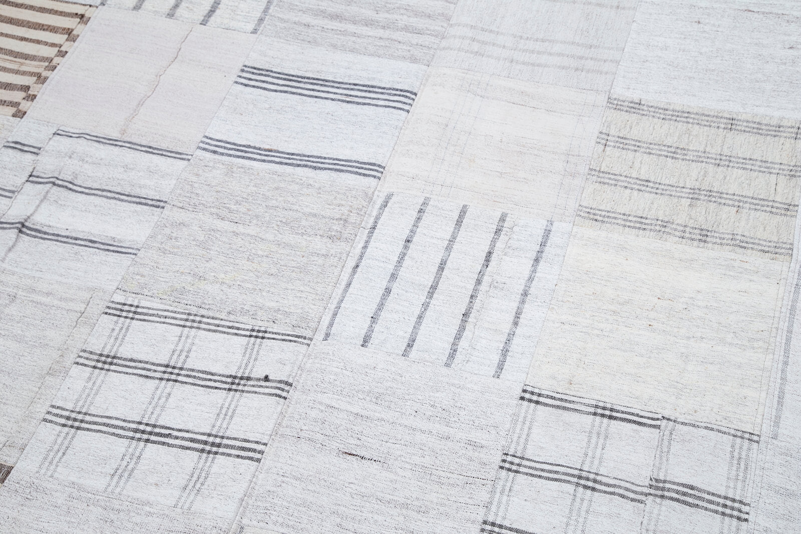 Handmade Patchwork Rug - Kirk Yama White Cotton Wool 8x11 Area Rug