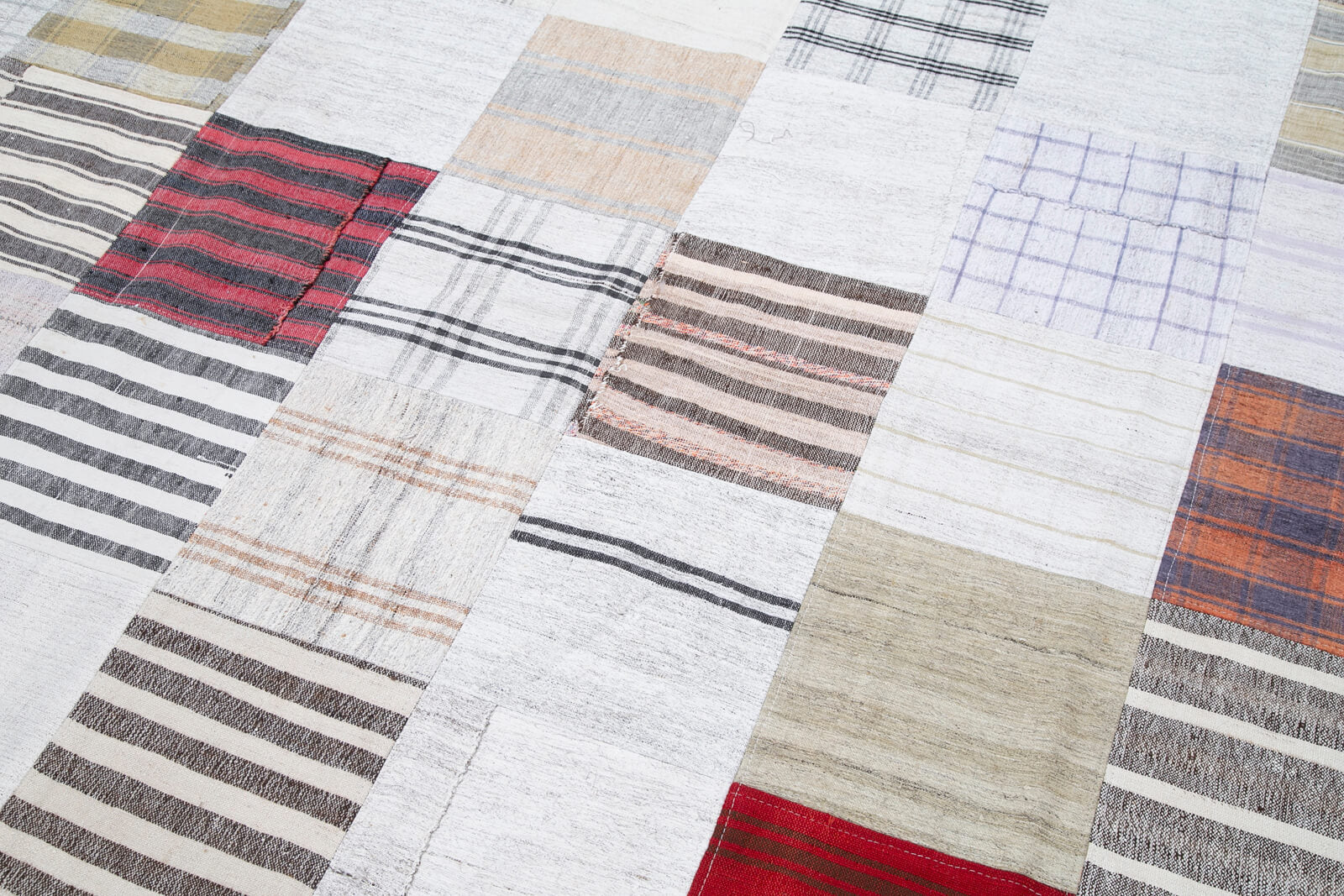 Handmade Area Rug - White Patchwork Cotton Wool Rug 9'11'' x 13'1'' by Agacan