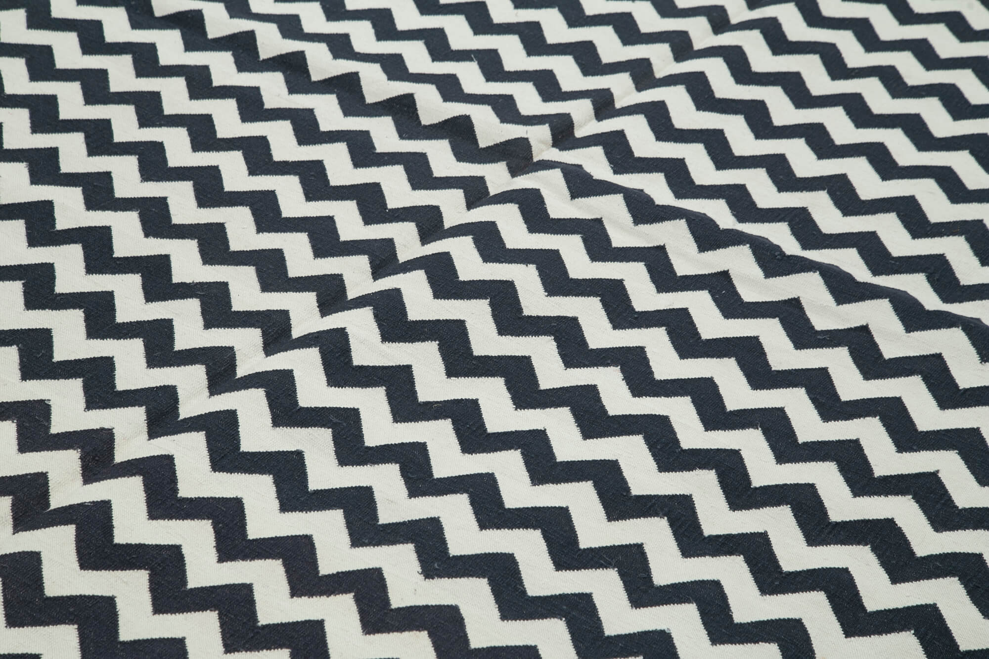 Handmade Area Rug - Geometric Cotton Wool Rug with Classic Design 9'x12'