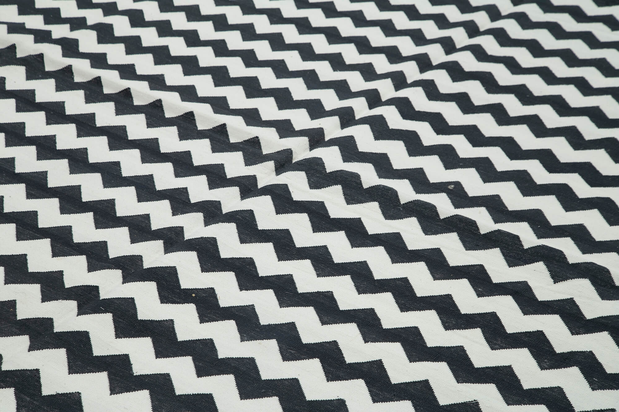 Handmade Wool Area Rug – Black Geometric Pattern Cotton Wool Rug 8'11''x11'8''
