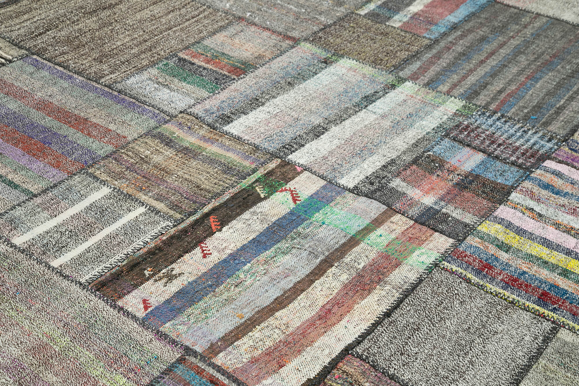 Handmade Area Rug – Grey Patchwork Carpet 10'9"x13'7" Durable Wool Cotton Weave
