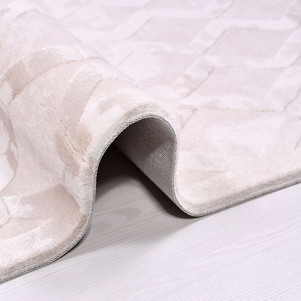 Cream Geometric Area Rug – Machine Made Rug with 11 mm Pile Height & Laser Cut Edges