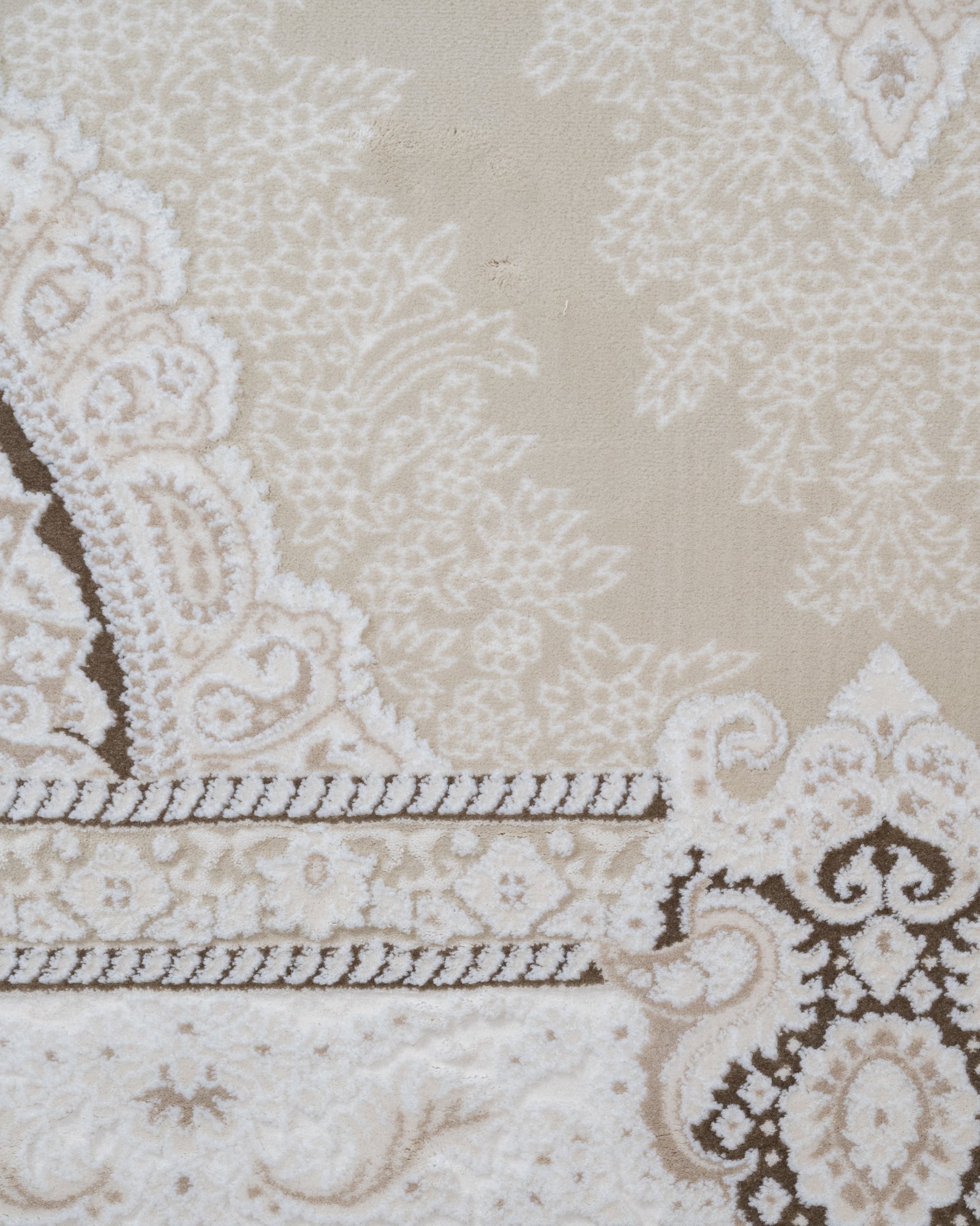 Classic Area Rug – Machine Made Beige Acrylic Carpet With Fringed Edges